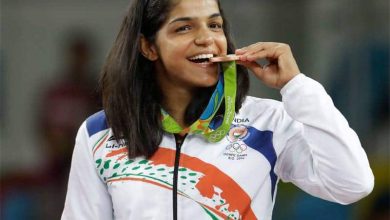 sakshi malik bite medal