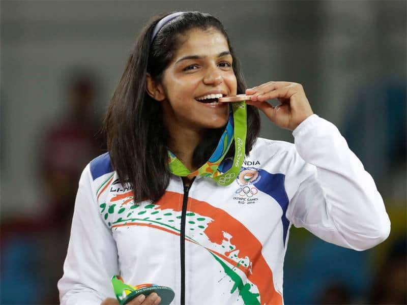 sakshi malik bite medal