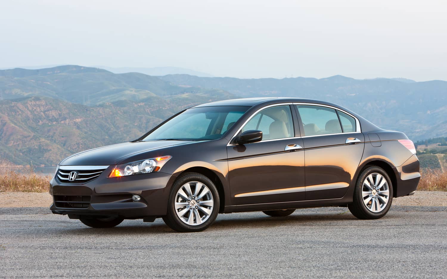2012-Honda-Accord-EX-L-V-6-sedan-front-three-quarters-4
