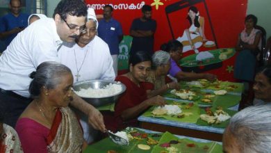 വോഡഫോണ്‍ കേരള ബിസിനസ് മേധാവി അജിത് ചതുര്‍വേദി എറണാകുളം കച്ചേരിപ്പടി ഹൗസ് ഓഫ് പ്രൊവിഡന്‍സിലെ അന്തോവാസികള്‍ വോഡഫോണ്‍ ഓണ വിരുന്ന് വിളമ്പുന്നു, സമീപം സിസ്റ്റര്‍ ജെസി റാഫേല്‍