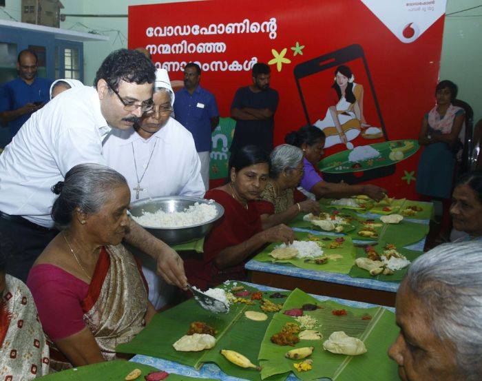വോഡഫോണ് കേരള ബിസിനസ് മേധാവി അജിത് ചതുര്വേദി എറണാകുളം കച്ചേരിപ്പടി ഹൗസ് ഓഫ് പ്രൊവിഡന്സിലെ അന്തോവാസികള് വോഡഫോണ് ഓണ വിരുന്ന് വിളമ്പുന്നു, സമീപം സിസ്റ്റര് ജെസി റാഫേല്