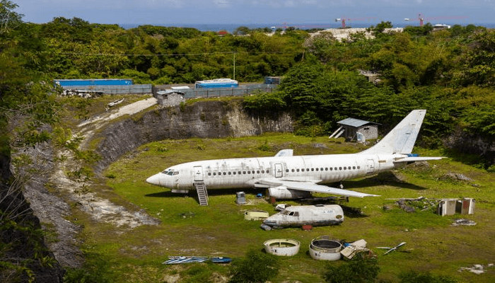 ABANDONED PLANE